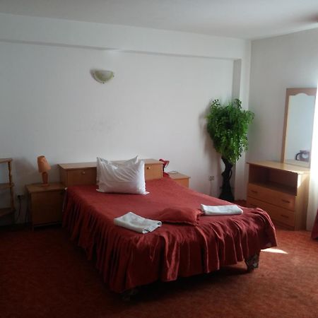 Riviera Valceana Bed & Breakfast Ramnicu Valcea Bagian luar foto