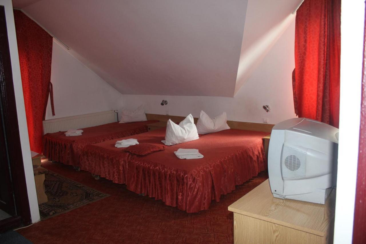 Riviera Valceana Bed & Breakfast Ramnicu Valcea Bagian luar foto