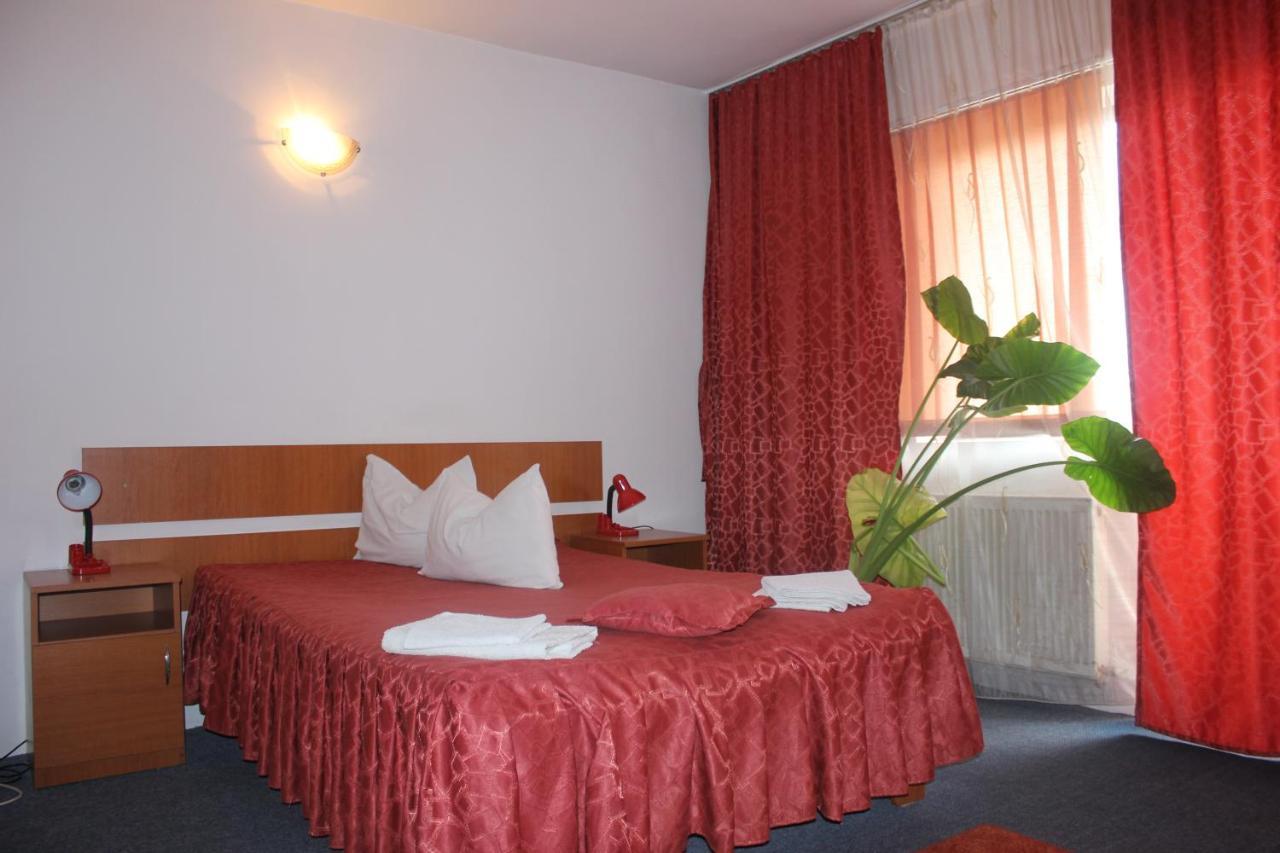 Riviera Valceana Bed & Breakfast Ramnicu Valcea Bagian luar foto
