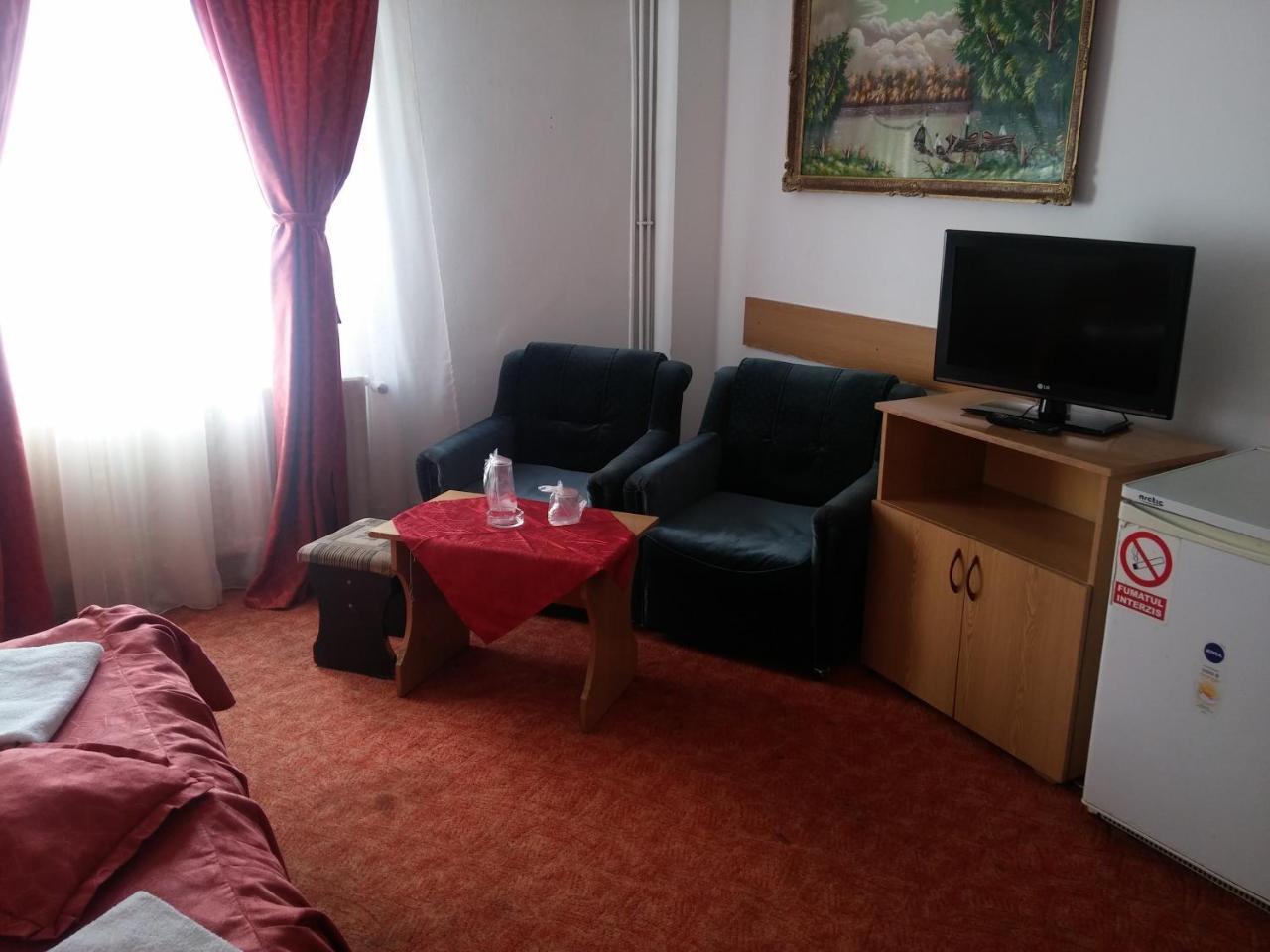 Riviera Valceana Bed & Breakfast Ramnicu Valcea Bagian luar foto