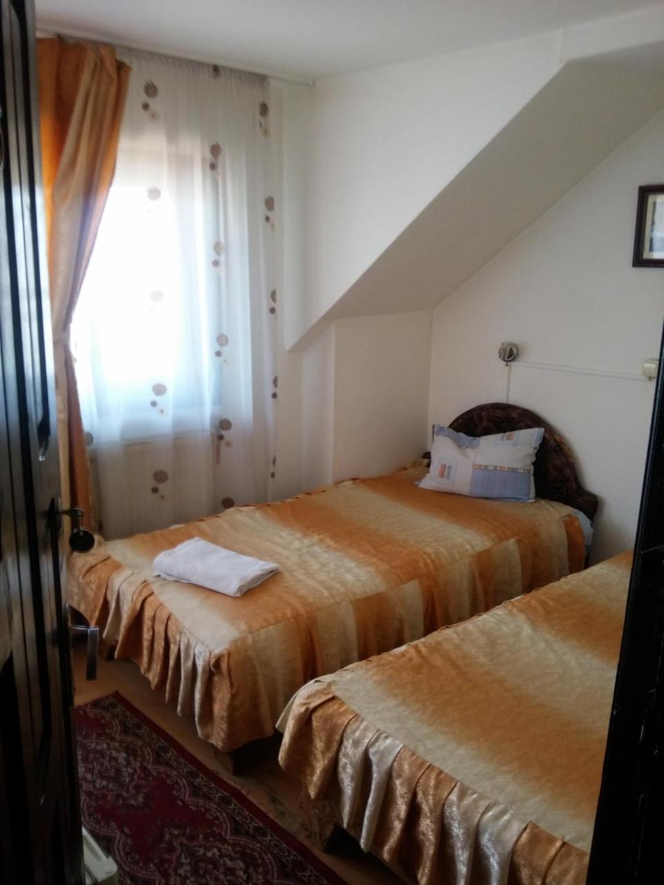 Riviera Valceana Bed & Breakfast Ramnicu Valcea Bagian luar foto
