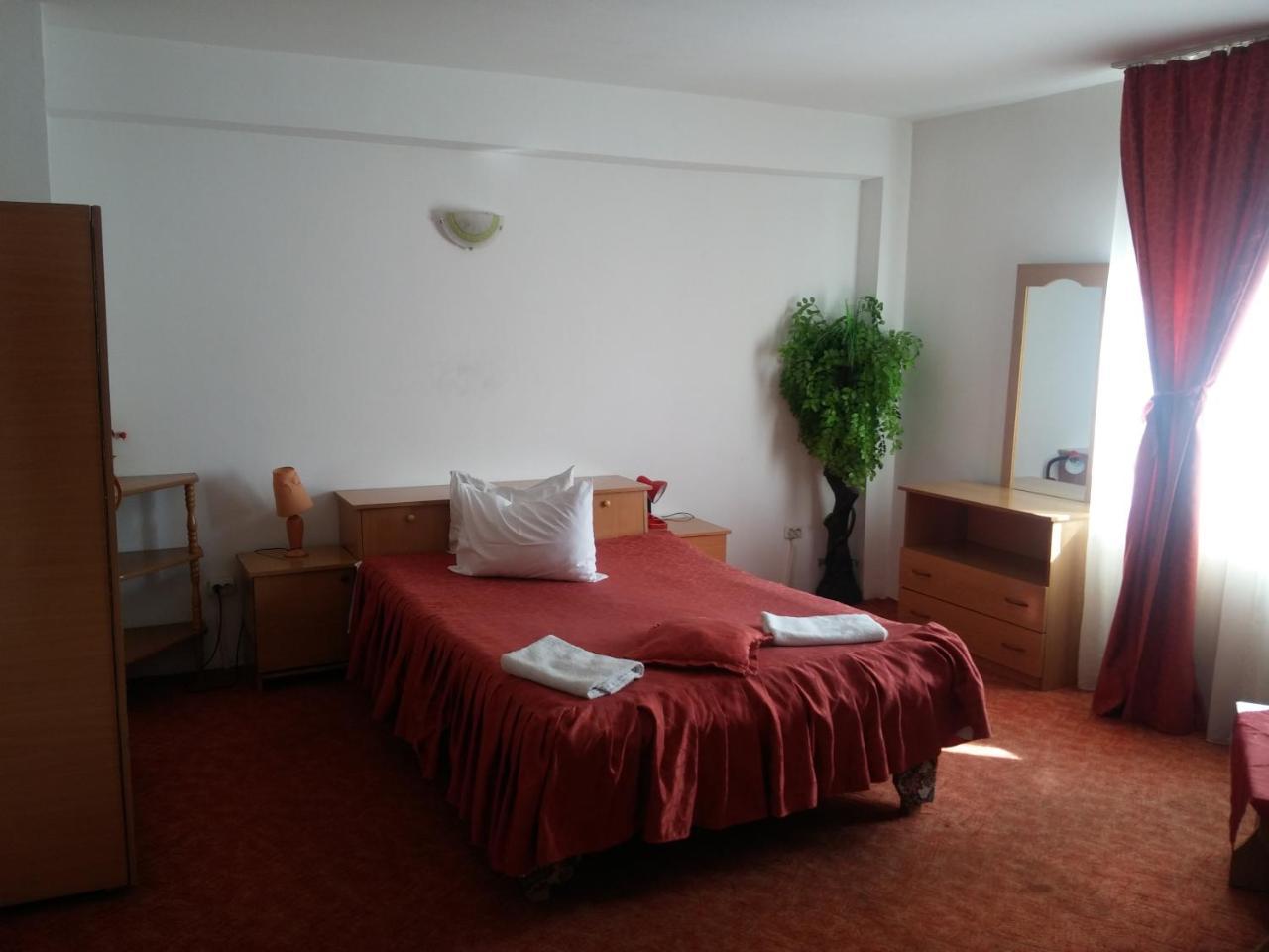 Riviera Valceana Bed & Breakfast Ramnicu Valcea Bagian luar foto