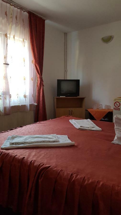 Riviera Valceana Bed & Breakfast Ramnicu Valcea Bagian luar foto