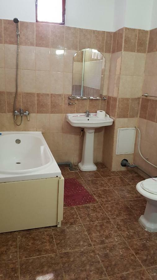 Riviera Valceana Bed & Breakfast Ramnicu Valcea Bagian luar foto