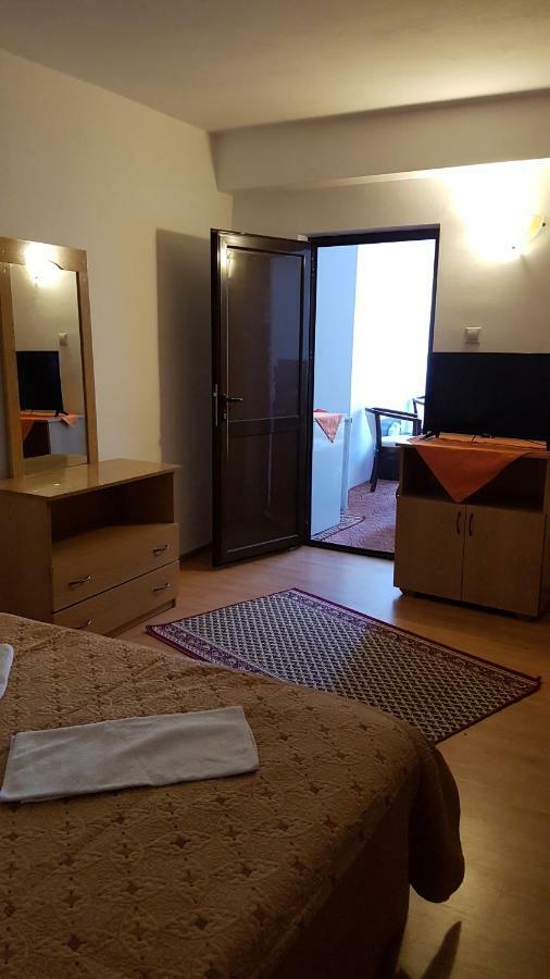 Riviera Valceana Bed & Breakfast Ramnicu Valcea Bagian luar foto