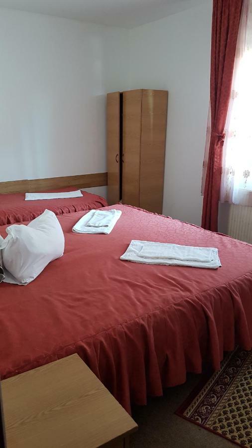 Riviera Valceana Bed & Breakfast Ramnicu Valcea Bagian luar foto