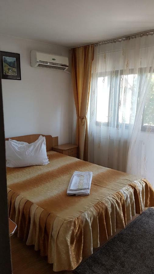 Riviera Valceana Bed & Breakfast Ramnicu Valcea Bagian luar foto